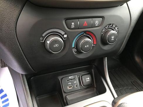 Used 2018 Jeep Cherokee Latitude image 19