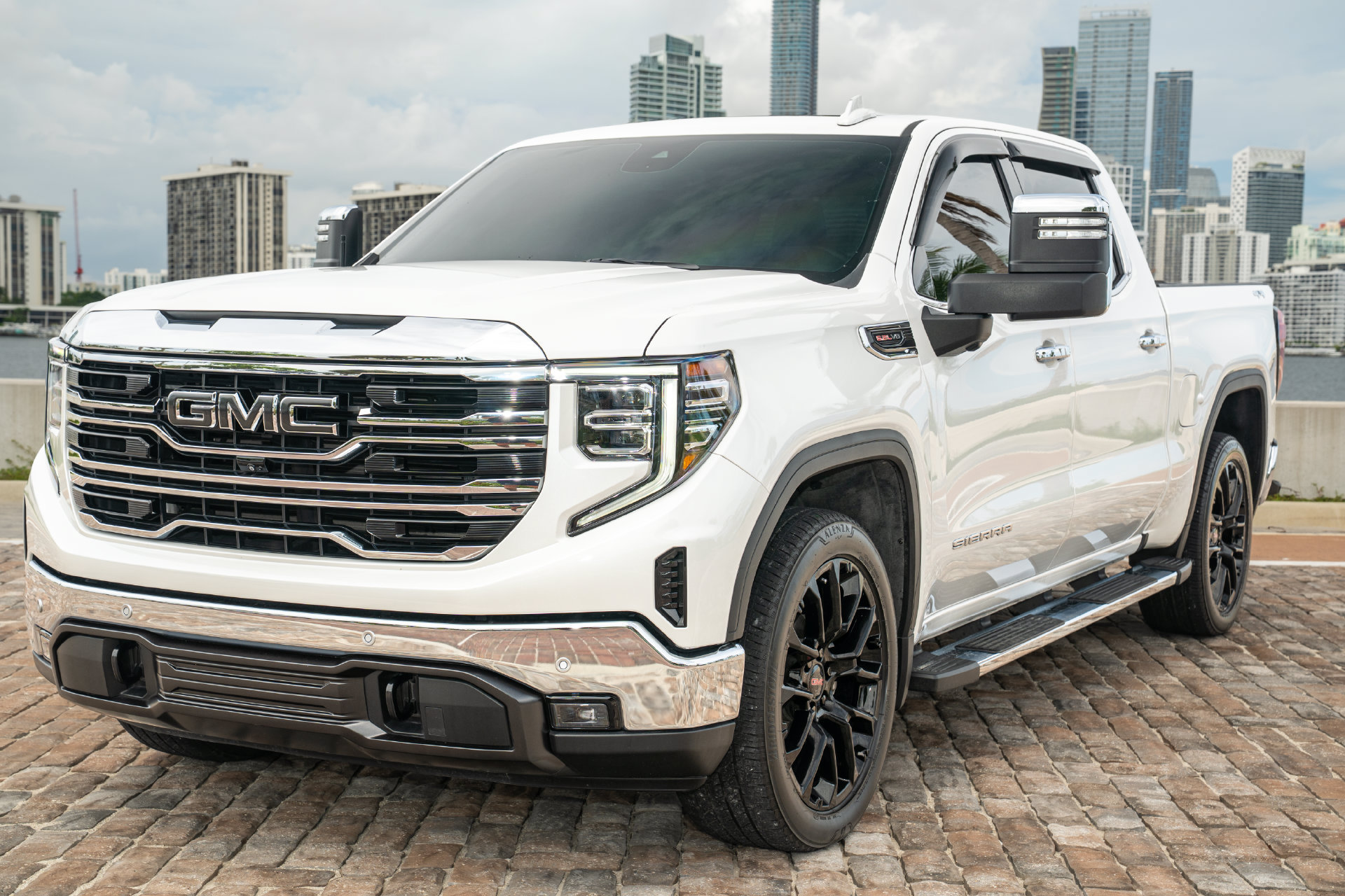 Used 2025 GMC Sierra 1500 SLT w/ SLT Premium Plus Package AWD/4WD image 2
