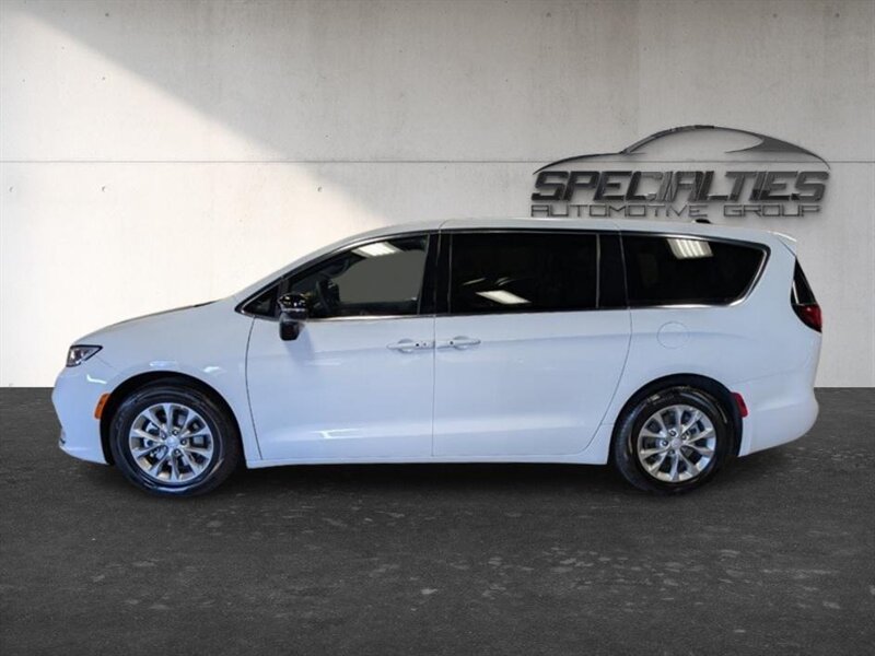Used 2026 Chrysler Pacifica Limited FWD image 7