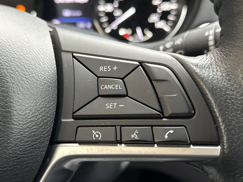 Used 2018 Nissan Rogue SV image 18