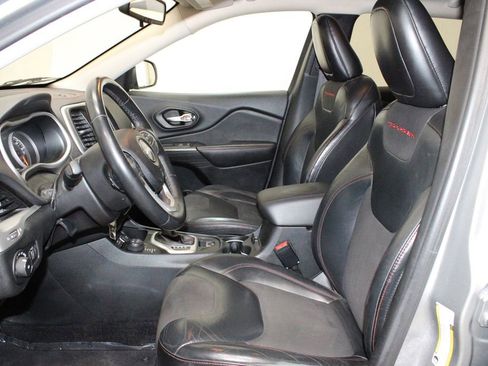 Used 2016 Jeep Cherokee Trailhawk image 8
