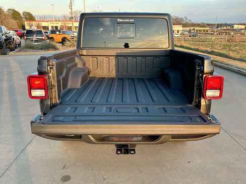 New 2025 Jeep Gladiator Sport image 22