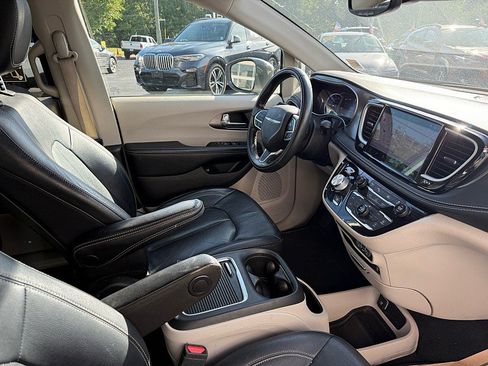 Used 2022 Chrysler Pacifica Touring-L w/ Uconnect Theater Family Group FWD image 43