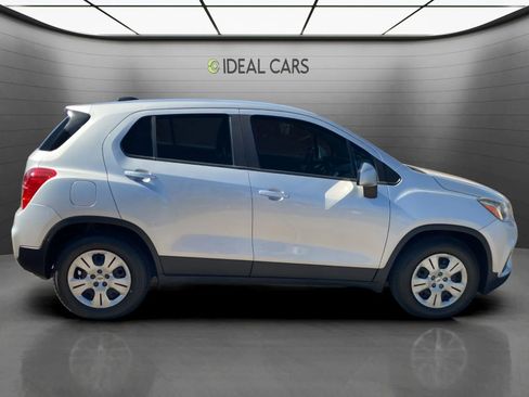 Used 2017 Chevrolet Trax LS FWD image 4