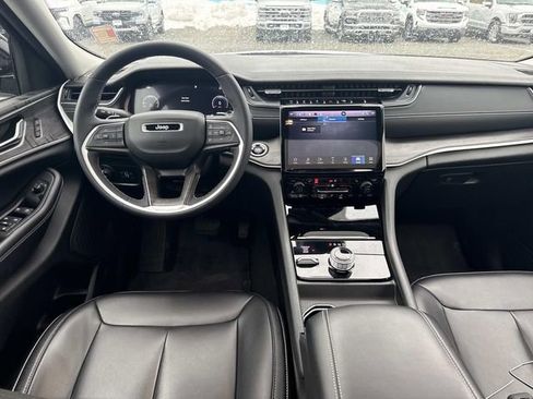 Used 2023 Jeep Grand Cherokee Limited w/ Black Appearance Package AWD/4WD image 16