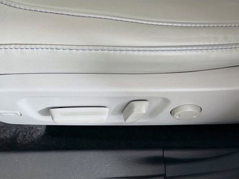 Used 2019 Toyota Highlander XLE image 19