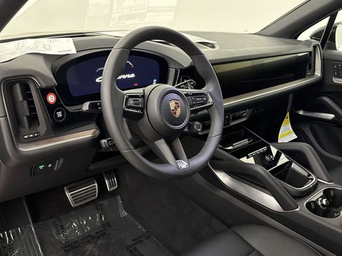 Used 2025 Porsche Cayenne image 4