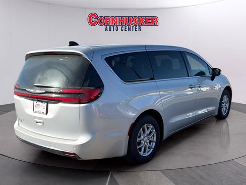 New 2026 Chrysler Pacifica Select image 7