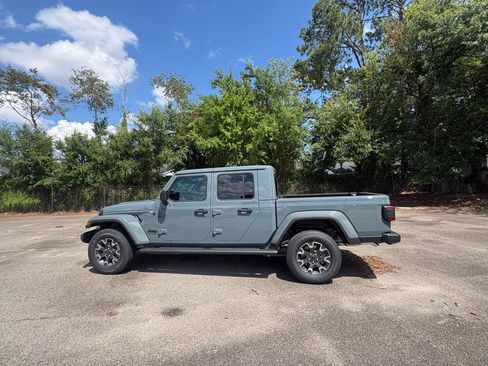 New 2026 Jeep Gladiator Sport AWD/4WD image 2