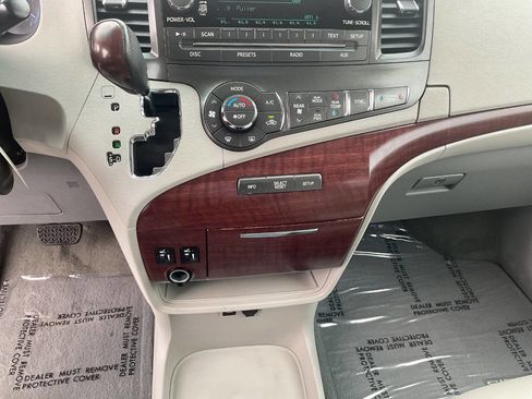 Used 2012 Toyota Sienna XLE image 21