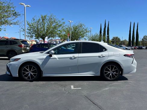 Used 2022 Toyota Camry SE FWD image 7
