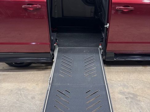 Used 2019 Dodge Grand Caravan SXT image 12