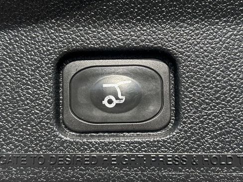 Used 2016 Ford Explorer XLT w/ Equipment Group 202A image 6