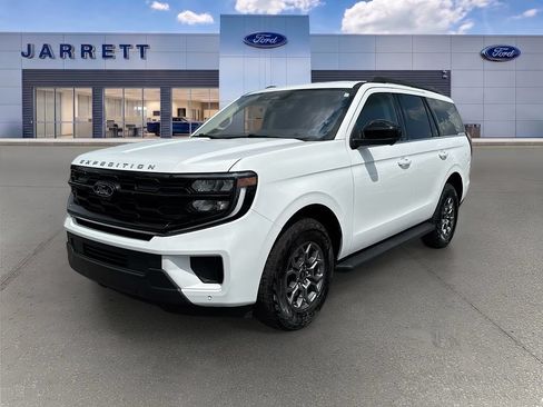 Certified 2025 Ford Expedition Active RWD image 3