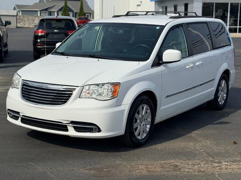 Used 2016 Chrysler Town & Country Touring image 1