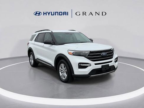 Used 2023 Ford Explorer XLT w/ Equipment Group 202A RWD image 3