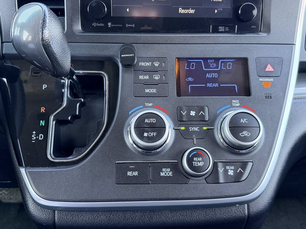Used 2017 Toyota Sienna SE w/ SE Preferred Package FWD image 40