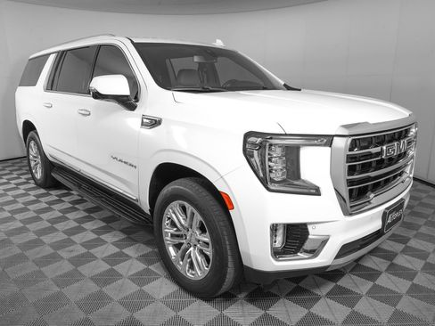 Used 2022 GMC Yukon XL SLT w/ SLT Luxury Package AWD/4WD image 2