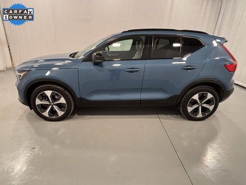 Used 2023 Volvo XC40 B5 Plus image 9