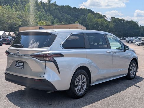 Used 2023 Toyota Sienna XLE FWD image 9