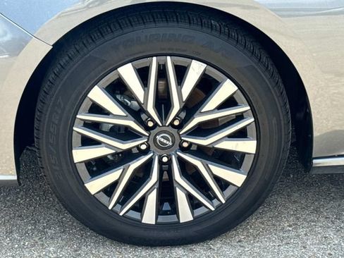 Used 2024 Nissan Altima 2.5 SV FWD image 5