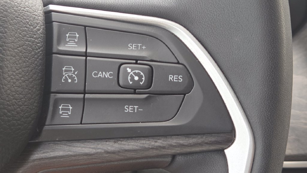 Used 2023 Jeep Grand Cherokee L Limited w/ Black Appearance Package AWD/4WD image 34