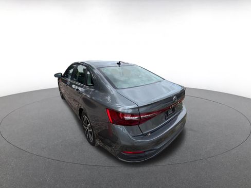 Used 2025 Volkswagen Jetta SE image 4