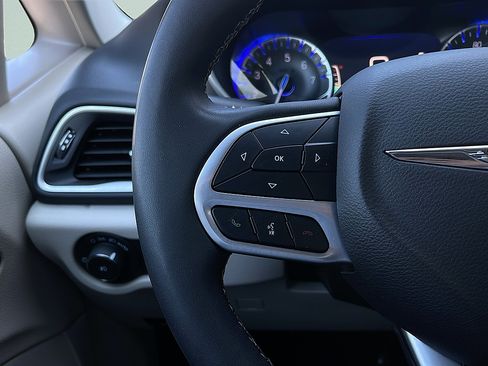Used 2023 Chrysler Pacifica Touring-L FWD image 11