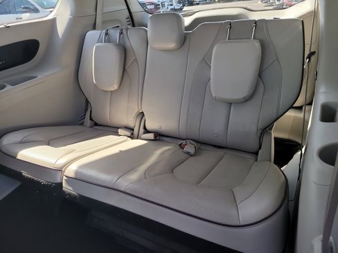 Used 2020 Chrysler Pacifica Limited FWD image 11
