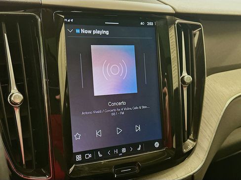 Used 2025 Volvo XC60 B5 Plus image 21