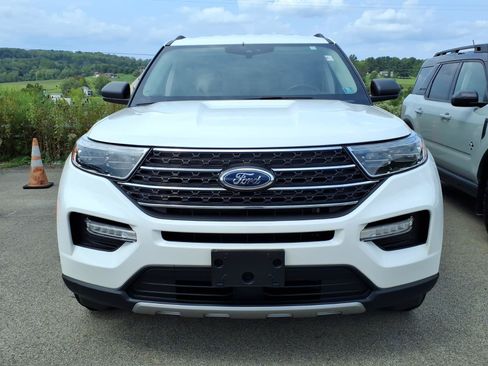 Used 2023 Ford Explorer XLT AWD/4WD image 2