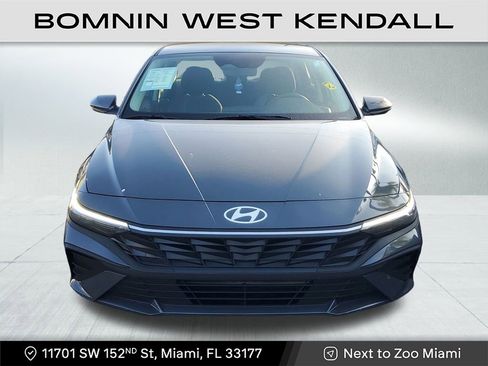 Used 2025 Hyundai Elantra SE image 2