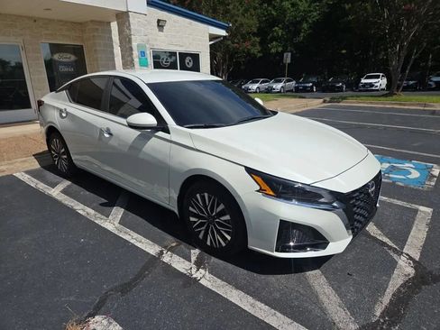 Used 2023 Nissan Altima 2.5 SV AWD/4WD image 4