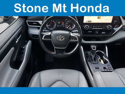 Used 2023 Toyota Highlander XLE FWD image 18