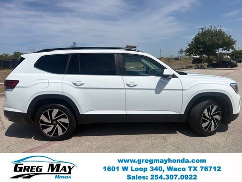 Used 2024 Volkswagen Atlas SE w/ Panoramic Sunroof Package FWD image 2