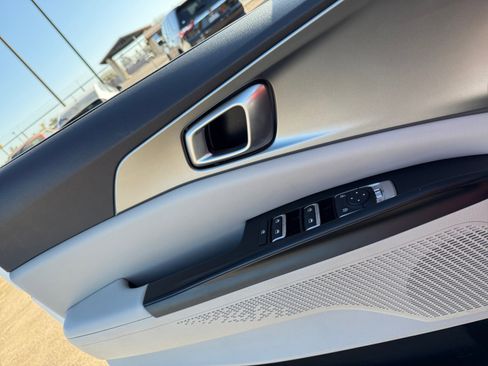 Used 2023 Kia Carnival LX image 11