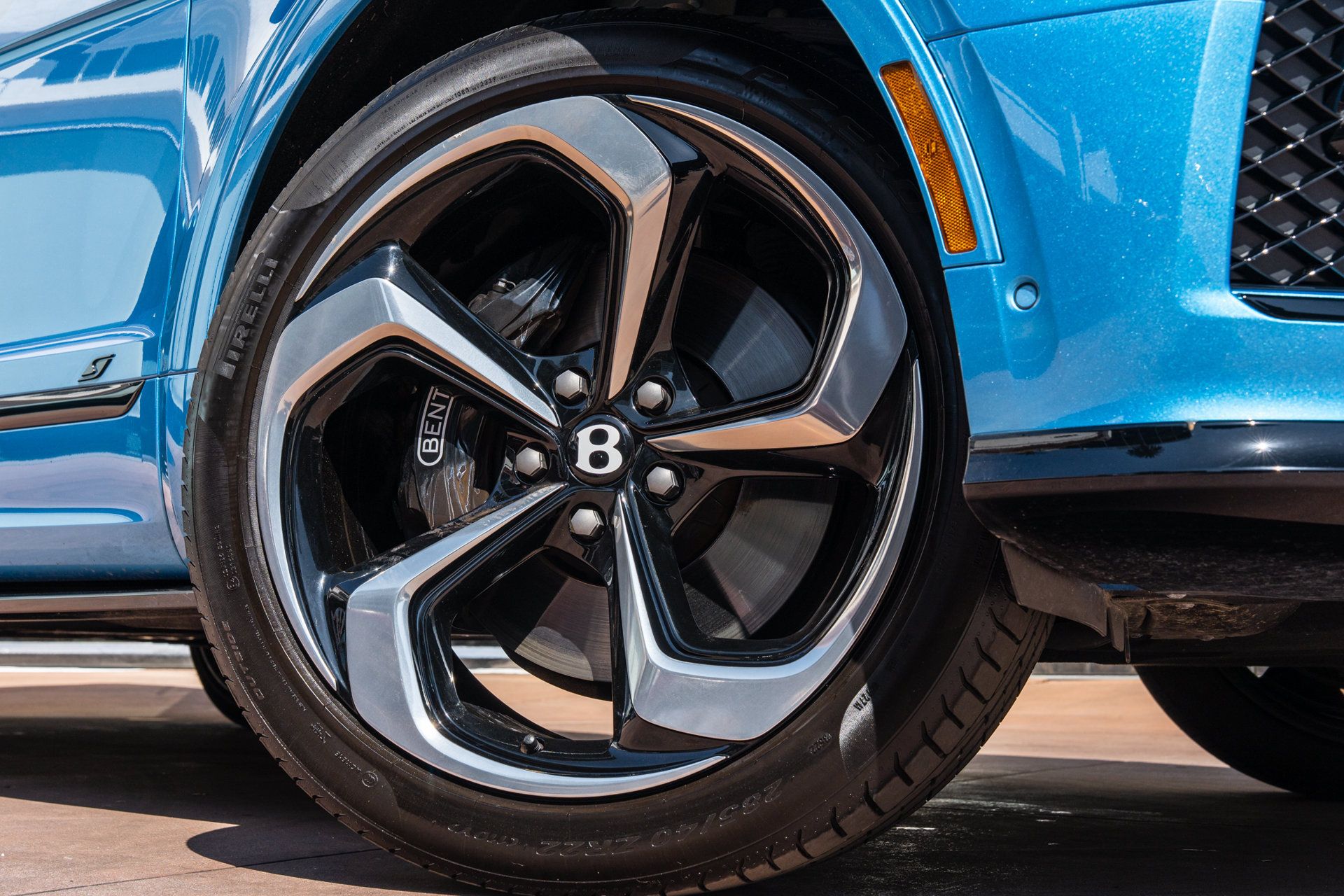 Used 2023 Bentley Bentayga AWD/4WD image 6