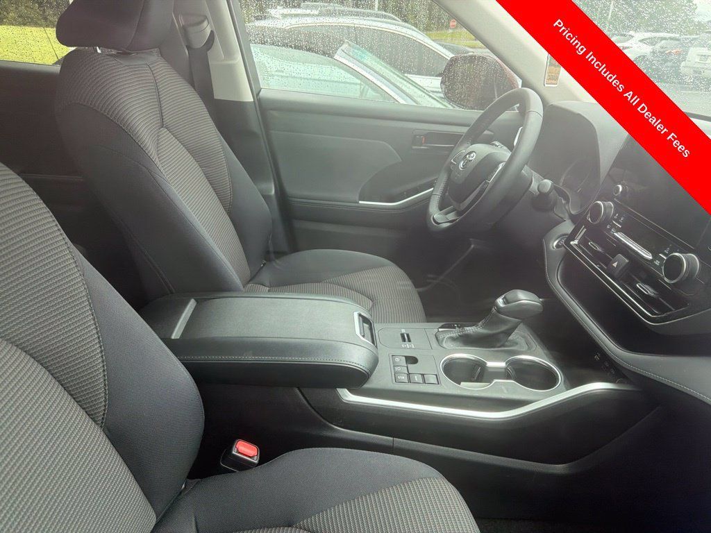 Used 2024 Toyota Highlander LE FWD image 3