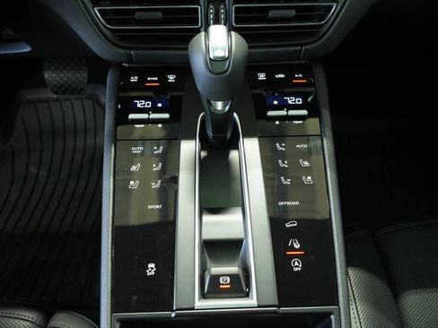 Certified 2026 Porsche Macan AWD/4WD image 23