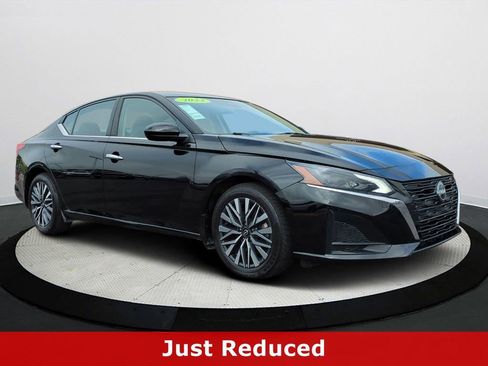Used 2023 Nissan Altima 2.5 SV image 1