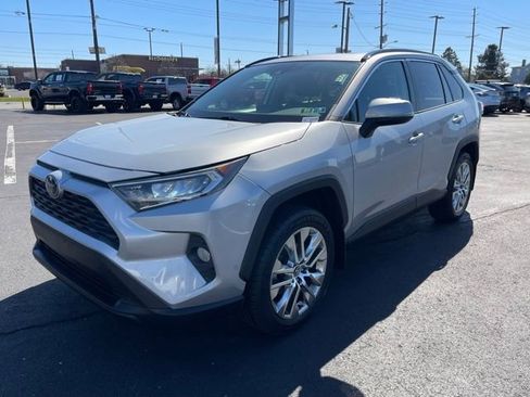 Used 2020 Toyota RAV4 XLE Premium image 3