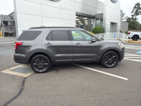 Used 2018 Ford Explorer XLT w/ Equipment Group 202A AWD/4WD image 8
