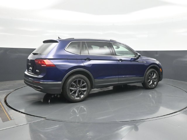 Used 2023 Volkswagen Tiguan SE w/ Panoramic Sunroof Package FWD image 7