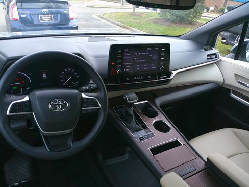 Used 2024 Toyota Sienna XLE image 31