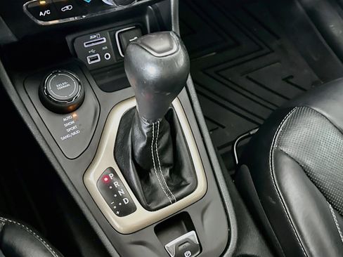 Used 2015 Jeep Cherokee Limited w/ Luxury Group AWD/4WD image 24