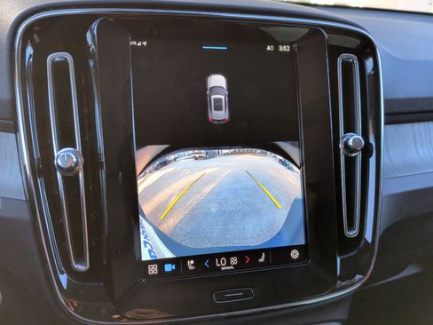 Used 2025 Volvo XC40 B5 Core image 25