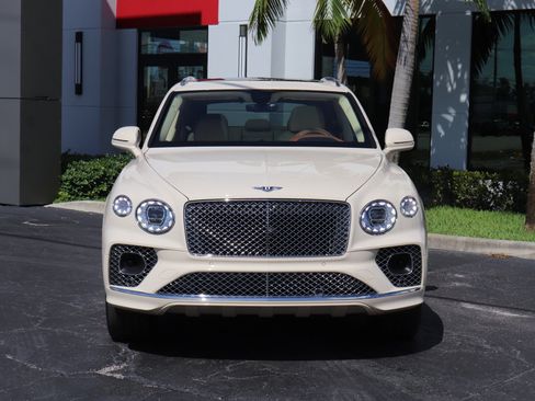 Used 2021 Bentley Bentayga AWD/4WD image 3