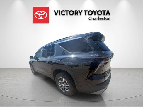 Used 2025 Chevrolet Traverse LT w/ Driver Confidence Package AWD/4WD image 3