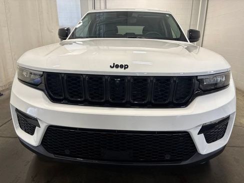Used 2023 Jeep Grand Cherokee Limited w/ Luxury Tech Group II AWD/4WD image 3