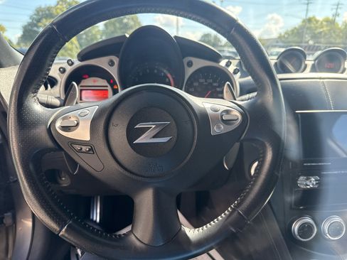 Used 2010 Nissan 370Z Roadster image 17